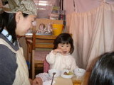 椅子に座って食事をするようす
