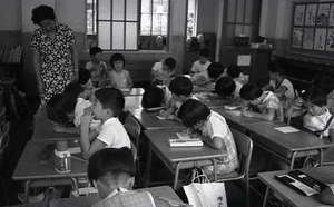 お年寄りにはがきを書く児童(仁川小)