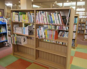 購入した絵本架