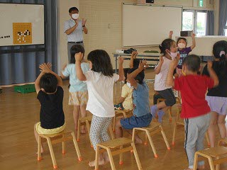 先生に勝ち喜びの舞です