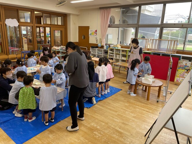 みんなで楽しくスライムをして遊んでいます