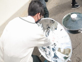 屋外で太陽焦熱炉を体感(教育用備品)