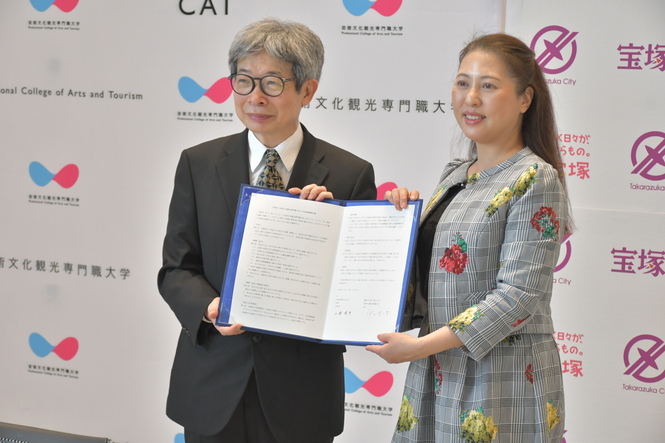 協定書締結式の様子