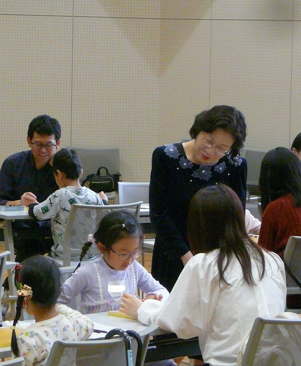 親子対決を見守る榊原六段(宝塚市大使)